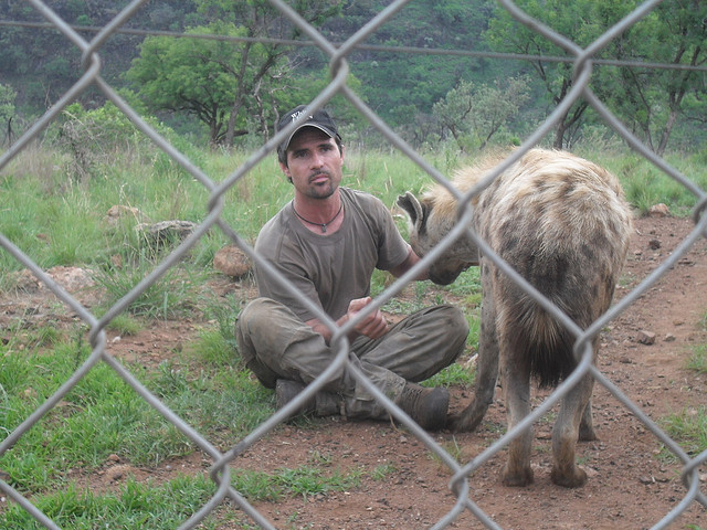 Кевин Ричардсон рассказывает о гиенах посетителям заповедника. Фото