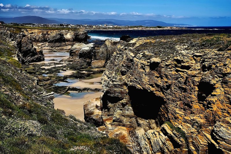 Необычный пляж с арками в Испании. Фото