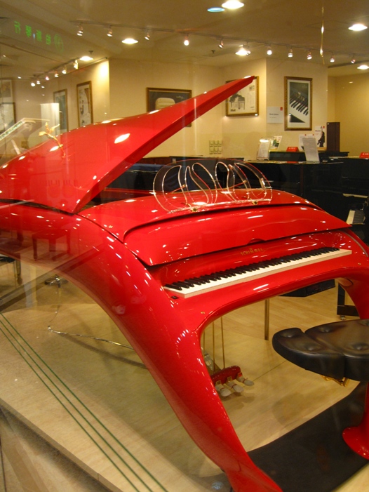 Рояль Schimmel Pegasus Grand Piano от Луиджи Колани. Фото