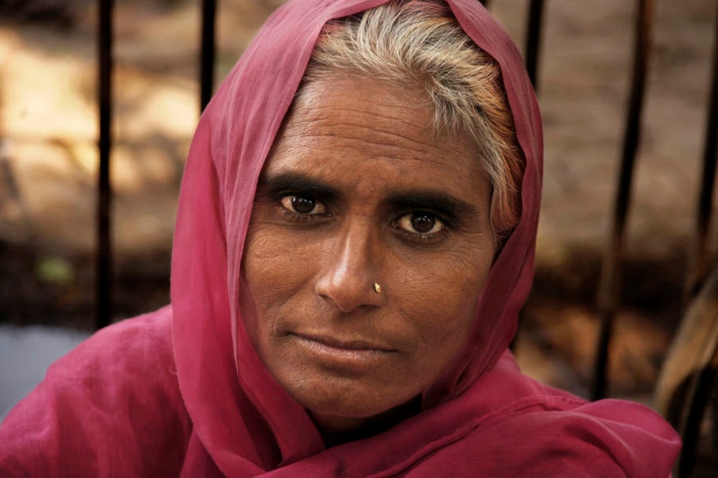Индия в лицах. Пожилая индианка с проницательным взглядом. Фото