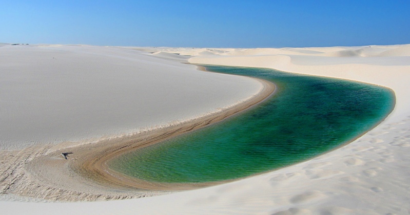 Белый песок и озера пустыни Ленсойс Мараньенсес в Бразилии. Фото