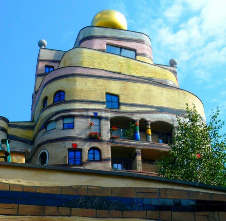 Дом Лесная спираль в биоморфном стиле от архитектора Хундертвассера. Фото