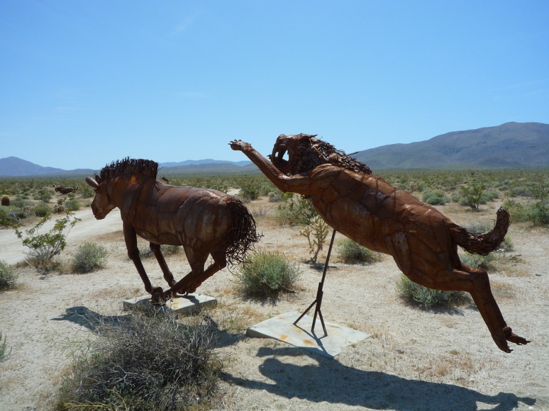 Смилодон бросается на дикую лошадь. Парк Галлита Мидоуз в пустыне Анза Боррего. Фото