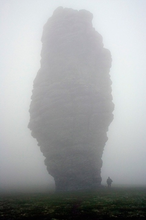 Столбы выветривания на плато Маньпупунер зимой в тумане. Фото