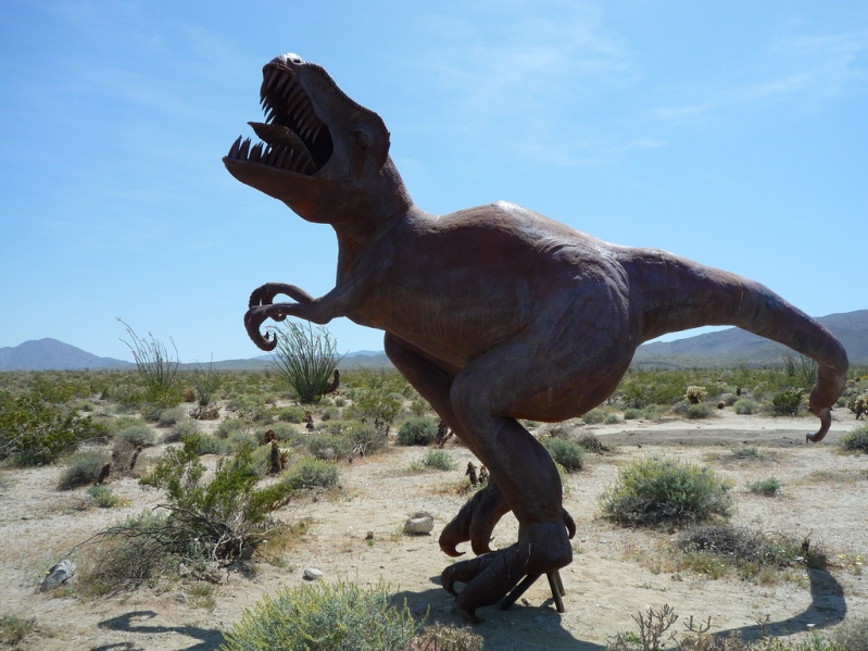 Металлический тираннозавр в пустыне Анза Боррего. Фото