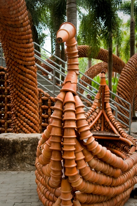 Сад керамических горшков в Парке Нонг Нуч в Таиланде. Фото