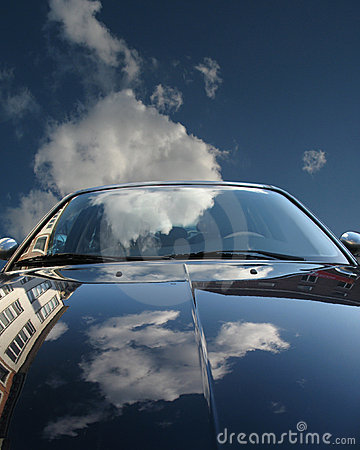Отражение неба на капоте авто. Фото