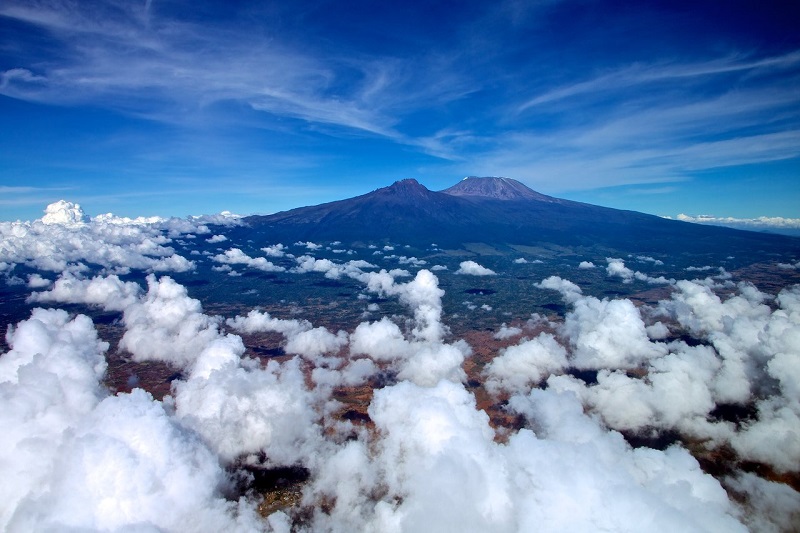 Вид на Килиманджаро с высоты. Африка. Фото