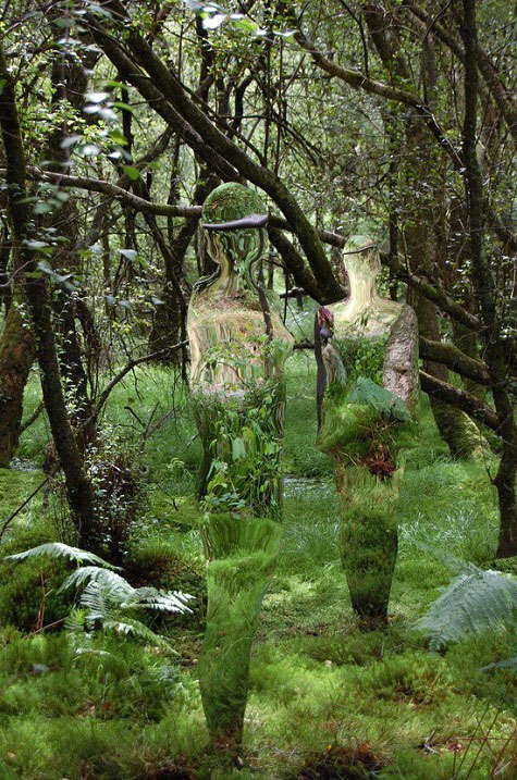 Стеклянные скульптуры в шотландском лесу. Фото