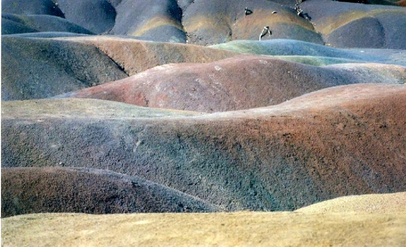 Цветные пески в селе Шамарель (Маврикий). Фото
