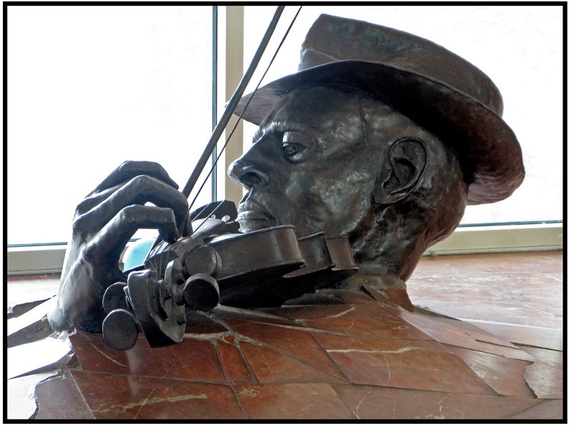 Скульптура скрипача в Амстердаме. Фото