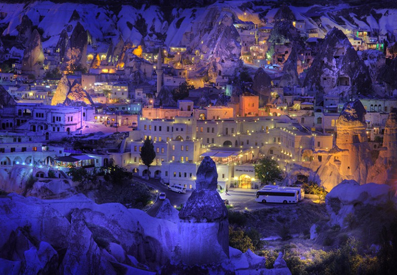 Вид городка Каппадокии ночью. Турция. Фото