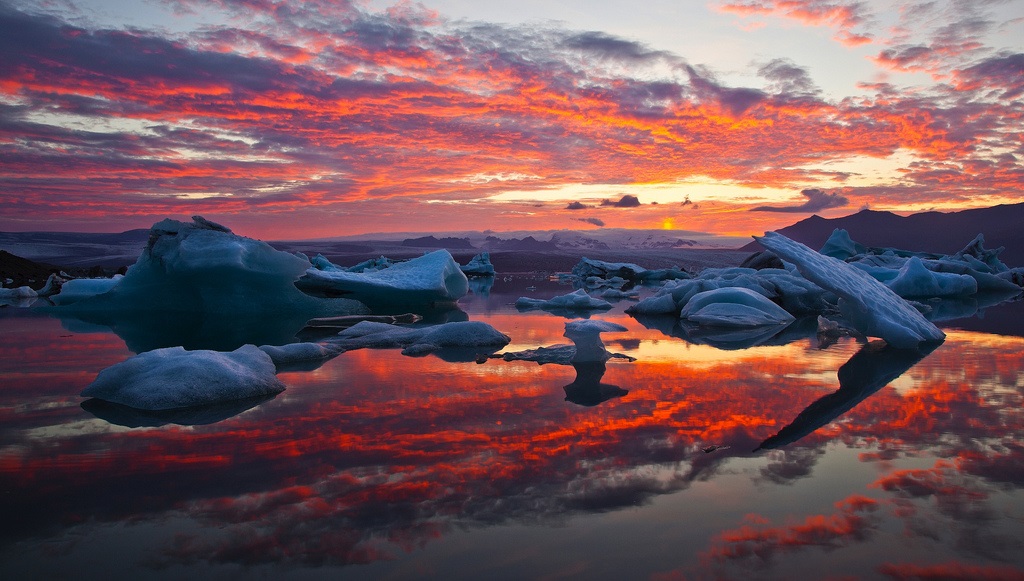 Красивый закат над ледниковой лагуной Йокульсарлон. Исландия. Фото