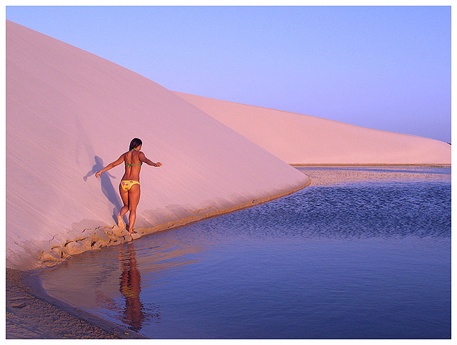 Девушка, вода и песок. Фото Пустыни Ленсойс Мараньенсес в Бразилии