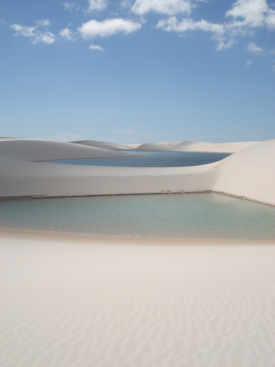 Пески и озера в бразильском национальном парке Lencois Maranhenses. Фото