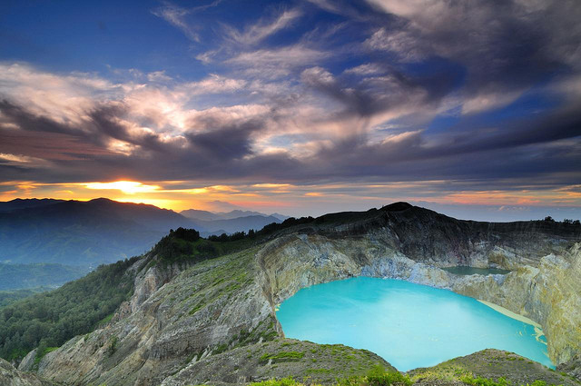 Озера, меняющие цвет в кратере Келимуту. Индонезия