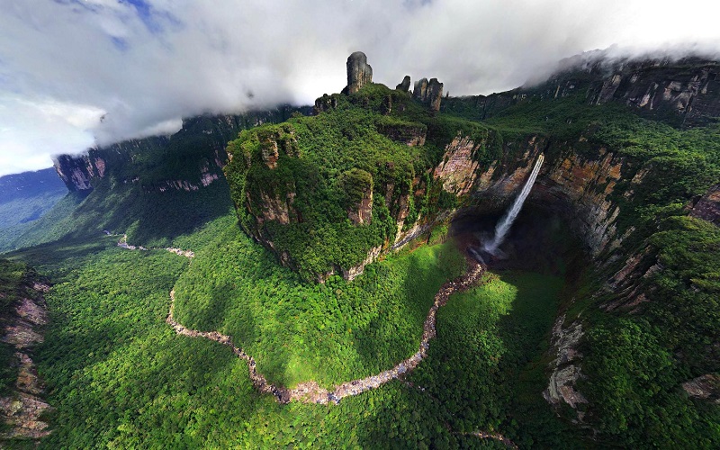 Водопад Дракон в Венесуэле, Южная Америка. Фото