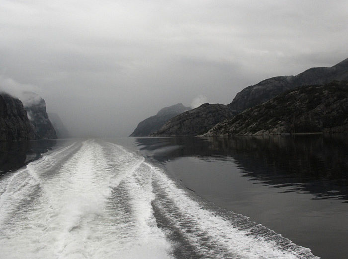 Вид на Люсе-фьорд с экскурсионного корабля. Фото
