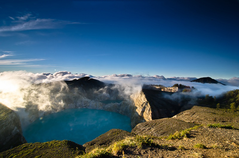 Облака пара над озерами Келимуту. Индонезия. Фото