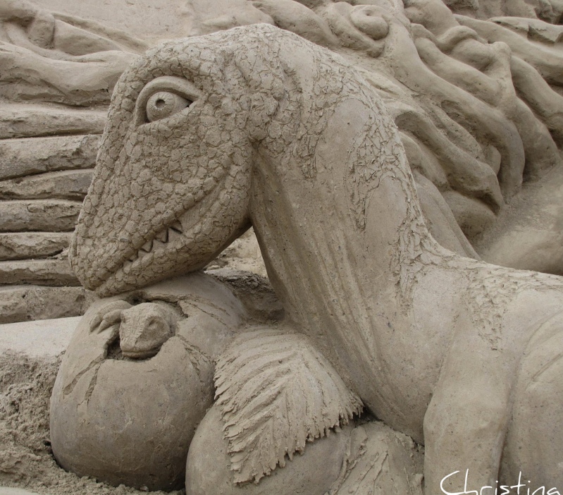  Динозавра и детеныш. скульптура из песка, Лаппеенранта, Финляндия. фото