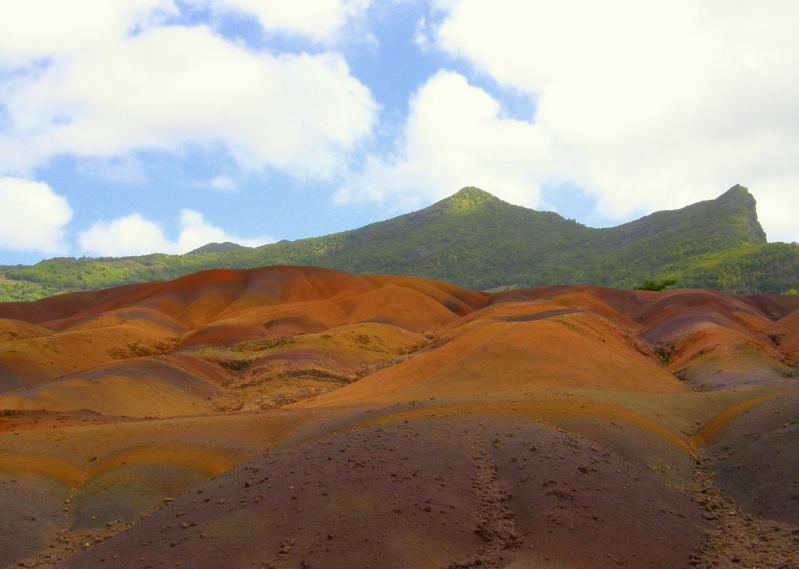 Цветная земля в селе Шамарель (Маврикий). Фото
