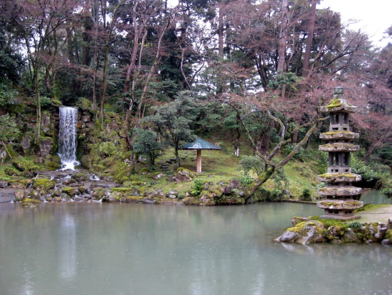 Японский парк Кераку-эн весной. Фото