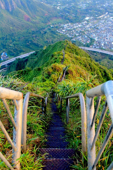 Хайку – лестница в небеса на острове Оаху, Гавайи. Фото