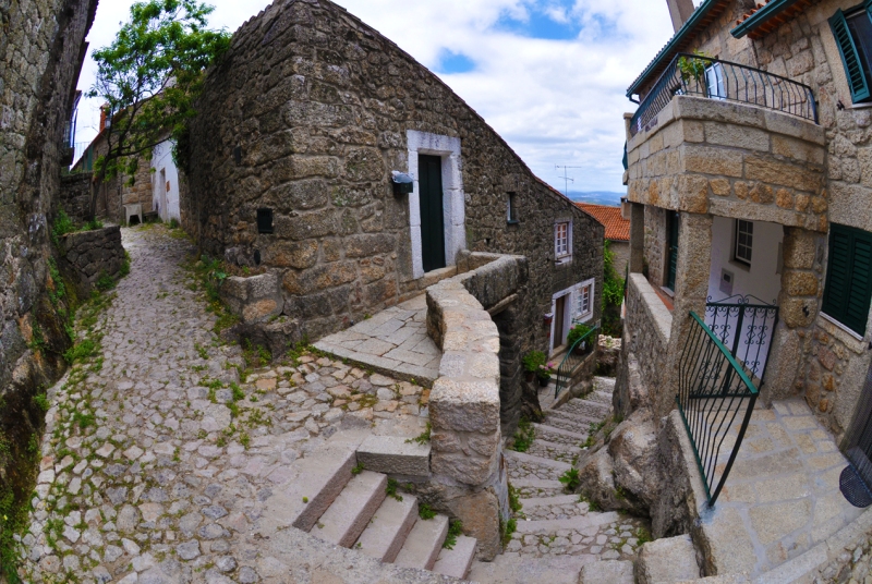 Каменные домики в Монсанто. Португалия. Фото