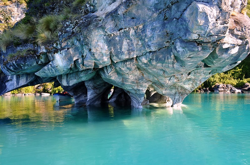 Необычная скала у Мраморных пещер в Чили