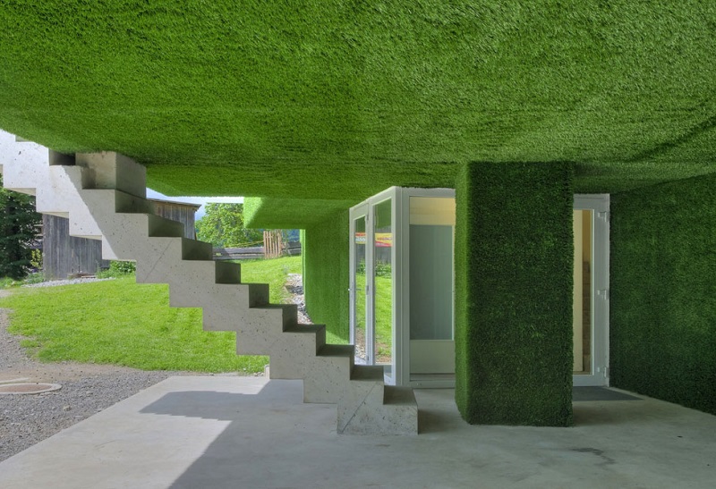 Необычный зеленый дом в Австрии, покрытый искусственной травой