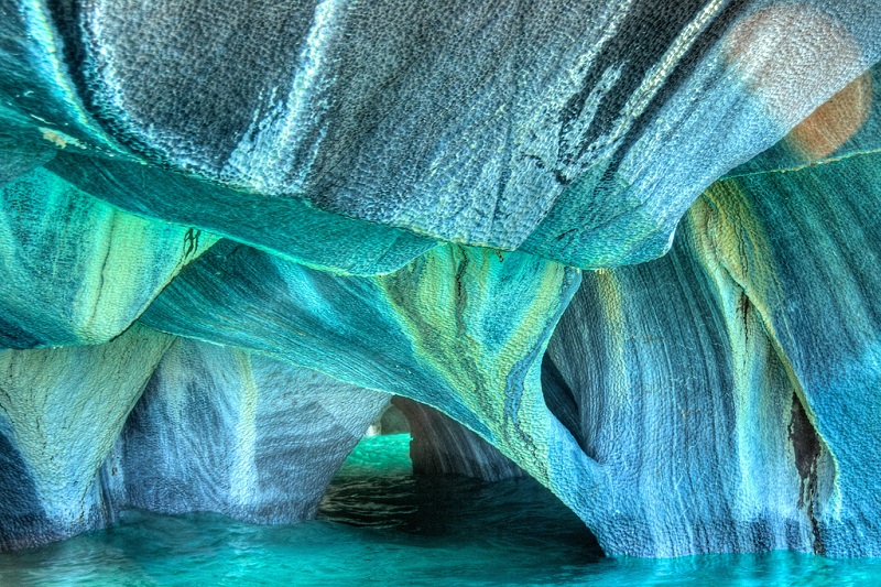 Мраморные пещеры в Чили в голубых тонах. Фото