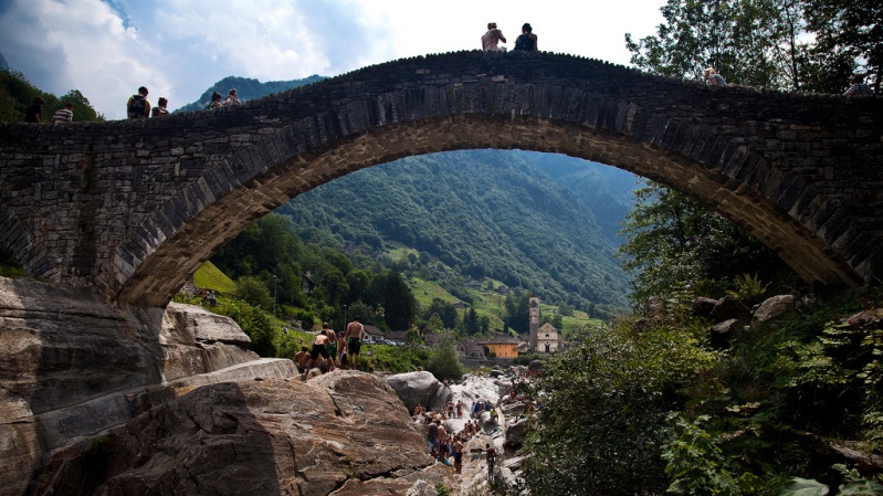 Река Верзаска в Швейцарии - самая прозрачная в мире. Арочный мост. Фото