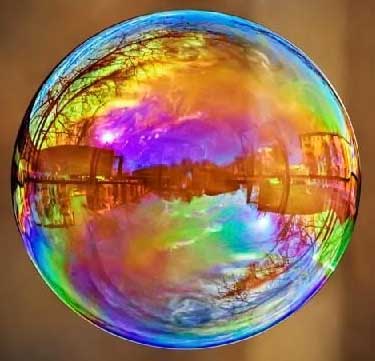 Отражения в мыльном пузыре. Фото