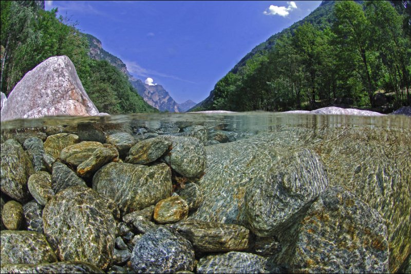 Река Верзаска в Швейцарии - самая прозрачная в мире. Фото