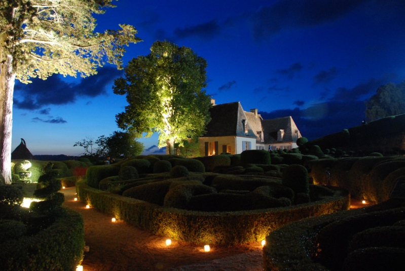 Висячие сады замка Маркизъяк, освещенные свечами. Фото