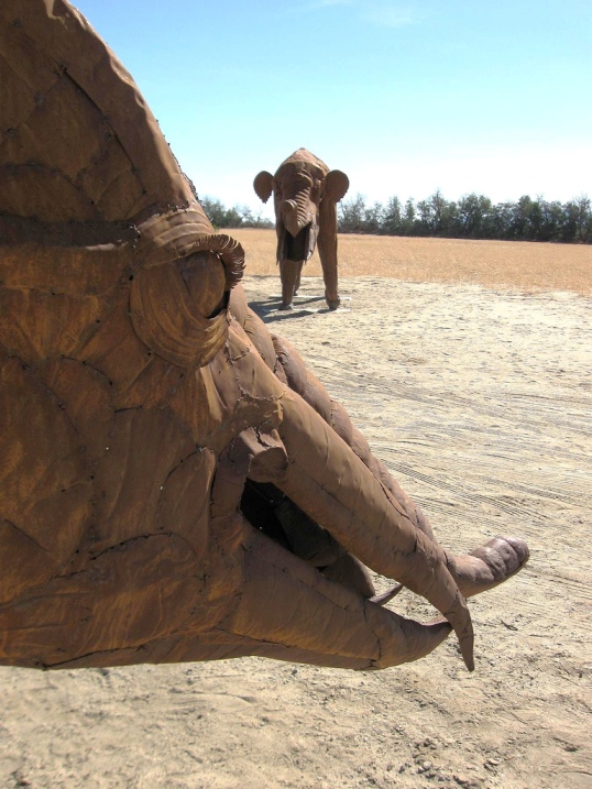 Металлические скульптуры гомфотерий в пустыне Анза Боррего. Фото