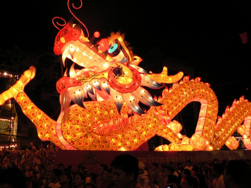 Светящийся ночью дракон. Новый год в Таиланде. Фото