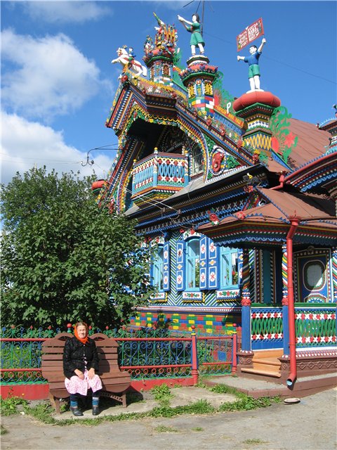 Деревянная резная изба кузнеца Кириллова в селе Кунары. Фото