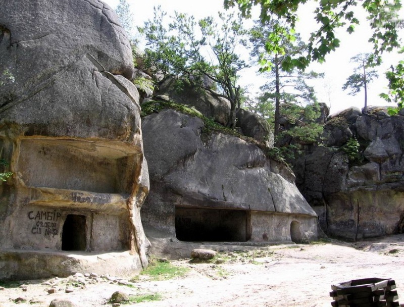 Карстовые соляные пещеры в парке Синевир. Фото