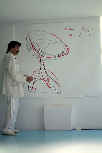 Луиджи Колани с чертежом стула / Luigi Colani. Фото