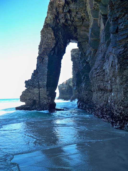 Арки из скал на пляже в Испании. Фото