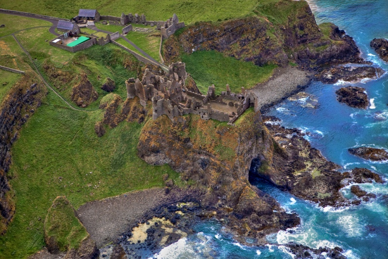 Руины замка на побережье Северной Ирландии. Фото