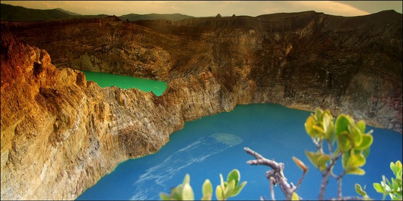 Насыщенные цвета озер вулкана Келимуту. Индонезия