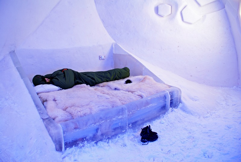 Внутри ледяного замка в Финляндии. Фото