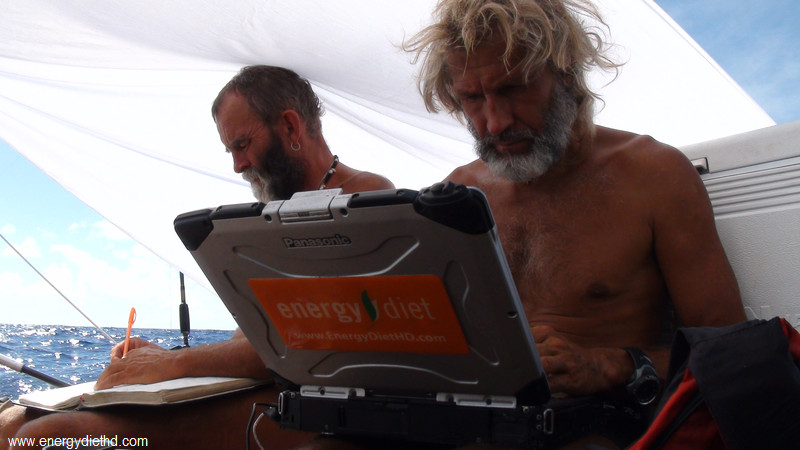 Человек и ноутбук - неразлучные друзья. Фото в океане