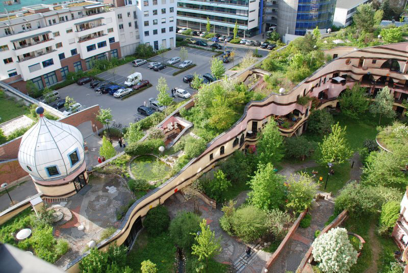 Дом Лесная спираль в биоморфном стиле от архитектора Хундертвассера. Фото