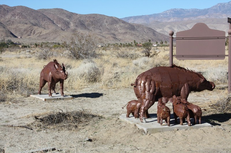 Металлические скульптуры кабанов в пустыне Анза Боррего. Фото