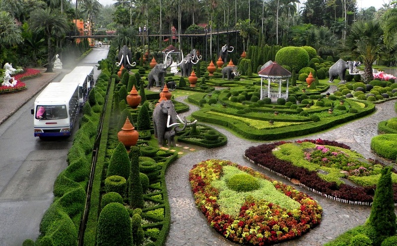 Фигурно подстриженные кустарники в Парке Нонг Нуч в Таиланде. Фото