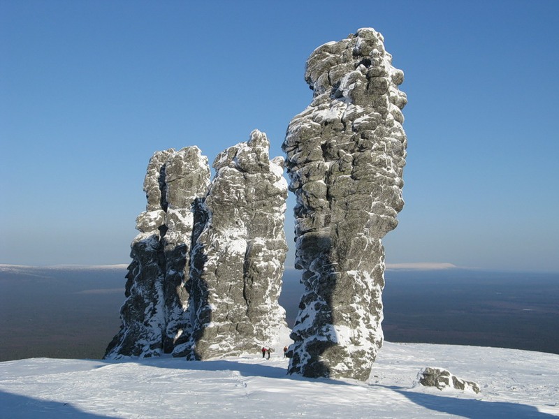 Столбы выветривания на плато Маньпупунер зимой. Фото