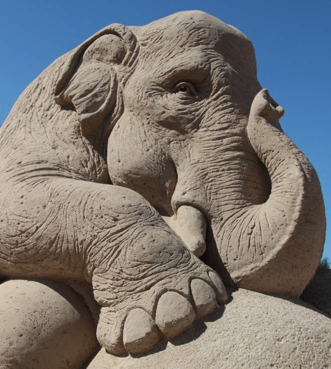 Слон. скульптура из песка, Лаппеенранта, Финляндия. фото 